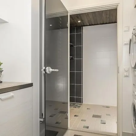 Kotimaailma - Upea Kolmen Makuuhuoneen Paritalo Suutarilassa * Helsinki